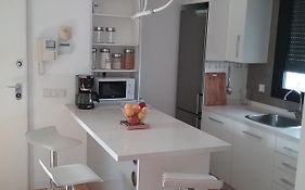 Lovely 2 Bedroom Terrace Wifi Parking Ac Heating Attic